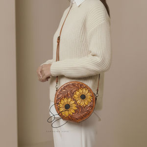 Bolso Bandolera de Cuero Genuino Hecho a Mano con Diseño de Girasol, Tallado Floral, Estilo Canteen, para Mujer, Personalizado OEM, Tendencia Occidental - Product Image 4