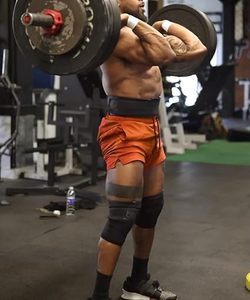 เซ็ตออกกำลังกายสำหรับผู้ชายไซส์ใหญ่พิเศษเสื้อยืดลายพื้นระบายอากาศและกางเกงขาสั้นออกกำลังกายสำหรับเล่นกีฬาฤดูหนาว - Product Image 2