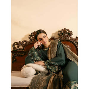 Ensemble de costume 3 pièces ample brodé Khaddar pour femmes IZEL avec pantalon en laine/coton-BIC-4394 - Product Image 4