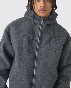 Sweat à capuche gris anthracite minimaliste et décontracté avec poignets côtelés, logo personnalisé en relief 3D, col montant, fermeture éclair, haut actif - Product Image 5