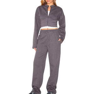 Sudadera recortada de mujer con logotipo personalizado, conjunto de dos piezas, ropa de entrenamiento cómoda y elegante con opciones de bordado e impresión - Product Image 1