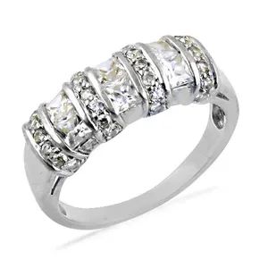 Anillo clásico de eternidad para mujer, en plata 925 con baño de rodio, con diamantes talla baguette en engaste de canal, para compromiso. - Product Image 1