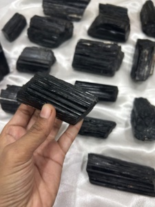Tourmaline noire naturelle brute de forme irrégulière, cristal de guérison pour le Reiki et le Feng Shui, décoration intérieure et fabrication de bijoux, vente en gros - Product Image 4