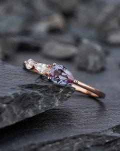 แหวนอเล็กซานไดรต์ทรงลูกแพร์ ชุบทองคำชมพู 14K เงินแท้ 925 แหวนหมั้นทรงหยดน้ำ แหวนสัญญาเรียบหรู แหวนแต่งงานคลาสสิก - Product Image 4