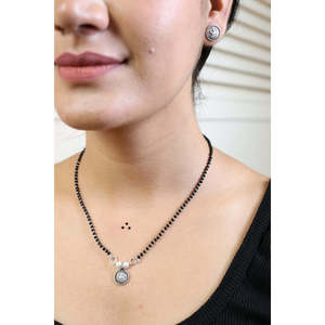 Mangalsutra Shubh Lakshmi con Perlas de Rubí, Plata de Ley 92.5, Cadena de Cuentas de 23.4cm para Mujer, Coleccionable Cultural Hindú - Product Image 3