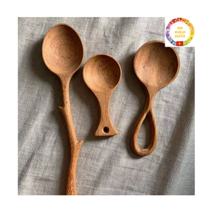 Cuillère en bois artisanale vietnamienne en forme de cœur pour remuer et servir le curry - Product Image 2