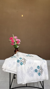Tela de Algodón Ecológica Ligera Blanca con Estampado Floral Hecho a Mano de 90 GSM por Metro - Product Image 3