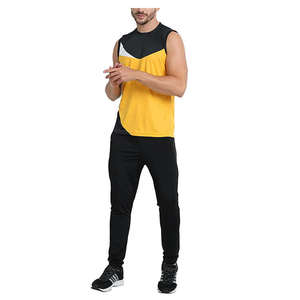 Camiseta deportiva para hombre diseñada con tela elástica suave que ofrece libertad de movimiento, comodidad y control del sudor para entrenamiento en el gimnasio. - Product Image 4