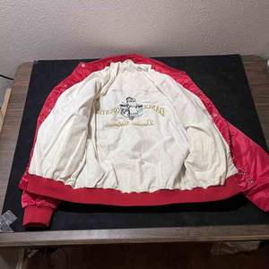 Veste universitaire d'hiver en satin rouge de haute qualité pour hommes vente en gros personnalisée fermeture de ceinture de style Letterman service OEM de rue principale - Product Image 3