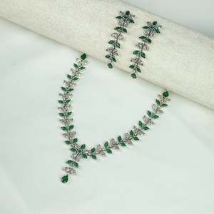 Elegante Juego de Collar y Aretes de Plata Ayushi con Esmeralda Semipreciosa y Circonita en Forma de Flor y Pétalos para Bodas - Product Image 5