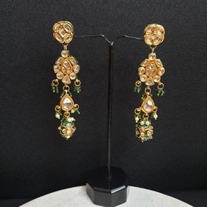 Pendientes largos de moda Kundan con cuentas pintadas a mano - Product Image 1