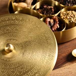 Caja Masala de latón para contenedores de almacenamiento de especias de cocina Contenedor Masala/caja de especias con relieve - Product Image 3