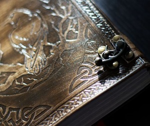 Journal en cuir gaufré fait à la main Old Raven pour TTRPG DnD Tabletop Roleplaying Artbook Aquarelle Grimoire Spiral Bound Logbook - Product Image 4