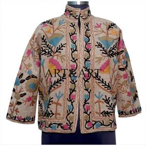 Veste courte en coton floral matelassée Suzani brodée bohème faite à la main Vêtements pour femmes - Product Image 1