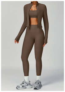 Ensemble de sport cinq pièces uni pour femme : haut à manches longues, brassière de sport, short taille mi-haute, avec logo frontal – Idéal pour la gym, le yoga et le fitness - Product Image 4