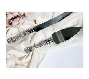 Servidor de pasteles de grado profesional con cuchilla de borde afilado diseñada para cortar pasteles en capas y pasteles delicados - Product Image 2