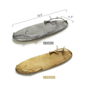 Meilleur plateau rond de luxe en métal texturé doré avec poignée en forme de feuille Plateau de service décoratif Pièce maîtresse élégante Accent de table pour la maison - Product Image 3