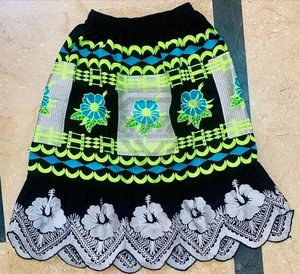 Jupes hawaïennes de haute qualité pour femmes Nouveau style brodé vêtements hawaïens fabriqués au Pakistan Prix compétitifs - Product Image 6