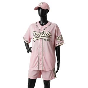 Ensemble short de baseball pour femme, polyester sport premium, maille 150 gsm, léger, rose, avec logo appliqué brodé. Ensembles pour femmes. - Product Image 4