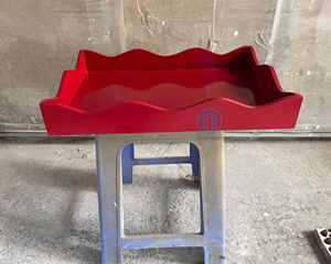 Bandeja decorativa roja vibrante con bordes esculpidos Bandeja de laca de diseño de madera hecha a mano Bandeja de servicio de laca de madera MDF - Product Image 1