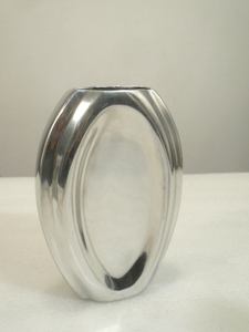 Vase bouteille décoratif polonais en fonte d'aluminium moderne pour la décoration intérieure - Product Image 5