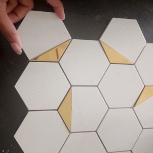 Carreau de mosaïque en céramique PVD hexagone de 73mm mat pour comptoirs de bar murs de la salle à manger espaces de réception 260x300mm - Product Image 2