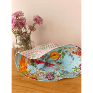Sombrero Reversible Birds of Paradise con Rayas Verdes - Visera de Tela de Algodón, Nailon y Lona con Patrón Impreso en Seda, Estilo para Exteriores - Product Image 3