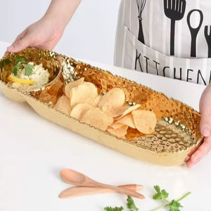 La nueva bandeja de servicio de latón más vendida con diseño martillado, perfecta para decorar y regalar el hogar con temática vintage - Product Image 1