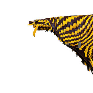 Este cuero artesanal de primera calidad presenta un patrón de tejido único con ricos tonos granate y amarillo. - Product Image 4