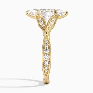 Anillo de Diamante Solitario con Corte Esmeralda en Oro Amarillo de 18K para Mujer, Elegante, Brillante y Opulento, Regalo de Aniversario o Hitos - Product Image 3