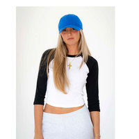 Kaos Crop Top Wanita Slim Fit Lengan Raglan 3/4 dengan Pola Lubang Berlian 3D dan Kancing Berongga yang Dapat Dikustomisasi