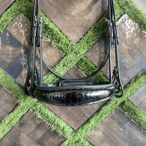 บังเหียนม้าหนังแท้สีดำคุณภาพสูง หรูหรา ประดับคริสตัลสีชมพู สายคาดหน้าผากแบบหนังจระเข้เคลือบเงา  สายรัดจมูกบุหนัง  สามารถปรับแต่งสีได้ - Product Image 3