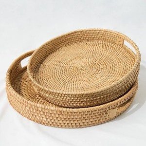 Plateau rond en rotin tressé pour la décoration de la maison, la salle de bain, le rangement des serviettes et des accessoires de bain - Product Image 1