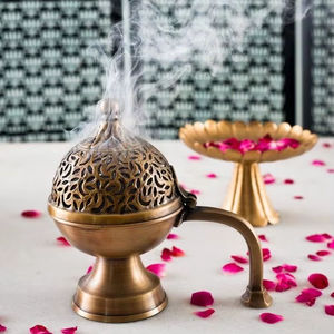 Brûleur à Bakhoor en laiton, conçu pour les rituels aromatiques traditionnels, avec des détails complexes et une finition élégante et polie - Product Image 1