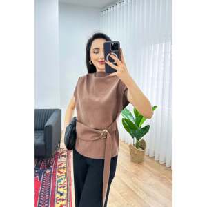 Blusa Elegante para Mujer LUSTRIN, Color Camel, con Detalle de Hebilla Dorada - Blusa Moderna de Mezcla de Viscosa y Nailon para Primavera/Verano - Product Image 1