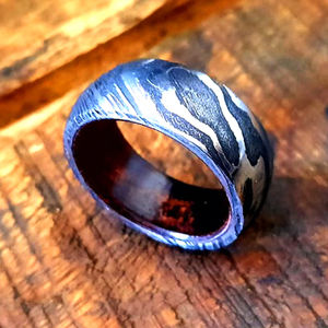 Anillo de acero de Damasco martillado audaz con capas de alto contraste y diseño de banda de ajuste cómodo Alianza DE BODA clásica de acero de Damasco - Product Image 3