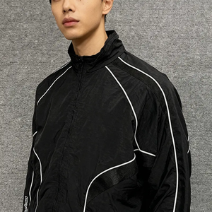 ชุดวอร์มผู้ชายแบบมีซิป ผ้าไนลอนผสมคอตตอน สไตล์ลำลอง สีดำ สำหรับฤดูหนาว  แบบขาบาน  พร้อมโลโก้ OEM ตามสั่ง  สะท้อนแสง  กันลม - Product Image 3