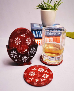 Posavasos de mármol blanco altamente decorados y un soporte redondo con coloridos e intrincados patrones florales pintados a mano y detalles dorados - Product Image 3