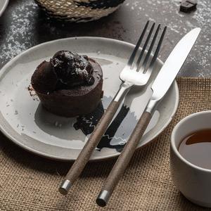 Juego de cubiertos de madera asequible, duradero y ecológico con un diseño único y acabado pulido para comidas formales e informales. - Product Image 3