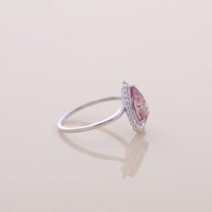 แหวนแต่งงานเพชรทรงลูกแพร์สีชมพูเพาะเลี้ยงในห้องปฏิบัติการ ได้รับการรับรองจาก IGI ประดับด้วยลูกปัดแบบวินเทจ ตัวเรือนทองคำขาว/โรสโกลด์/เหลือง 9K - Product Image 5