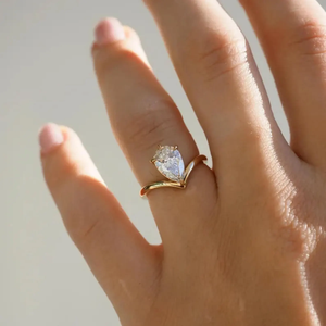 แหวนหมั้นเพชรทรงลูกแพร์ 1.50 กะรัต เพชรเลี้ยงในห้องปฏิบัติการ ดีไซน์หรูหรา ทองคำแท้ 14K ดีไซน์แบบพันรอบ แหวนเพชรทรงลูกแพร์ทรงเหลี่ยมเจียระไนแบบบริลเลียนต์ - Product Image 5