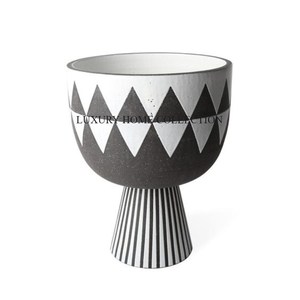 Elegante jardinera de metal estriado con grabados florales vintage diseñada para patio de casa con estilo y decoración de espacio comercial - Product Image 1