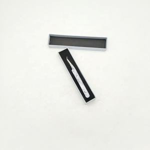 Pince à cils professionnelle de qualité supérieure avec logo personnalisé et imprimé en marbre Antibactérien durable à 45 degrés en acier inoxydable - Product Image 3