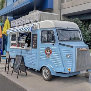 Remorque à chevaux rustique en aluminium et fibre de verre avec bar intégré et refroidisseurs, transformée en <span class=keywords><strong>camion</strong></span>-restaurant unique <span class=keywords><strong>pour</strong></span> servir des boissons artisanales - Product Image 4