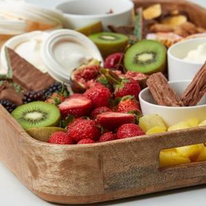 Salisbury and Co Grove Plateau de service rectangulaire en bois de manguier Plateau de petit-déjeuner en bois naturel Ottoman de style rustique - Product Image 3