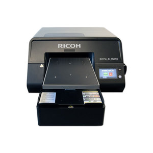 เครื่องพิมพ์ดิจิตอลแบบ DTG รุ่น RICOH Ri 1000X แบบอิงค์เจ็ท สำหรับพิมพ์เสื้อยืดและสิ่งทอ หลายสี อัตโนมัติ - Product Image 1
