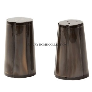 Salière et poivrière artisanales en corne de qualité supérieure avec texture naturelle et design élégant pour une décoration de salle à manger rustique - Product Image 1