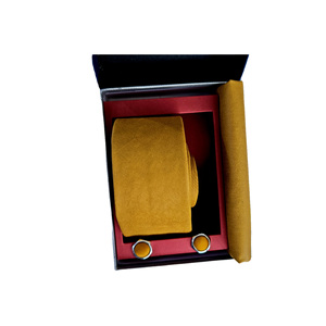 Set di Accessori alla Moda: Cravatta, Fazzoletto da Taschino e Gemelli in Finta Pelle Scamosciata Giallo Senape, Confezionato in Scatola Regalo - Product Image 3