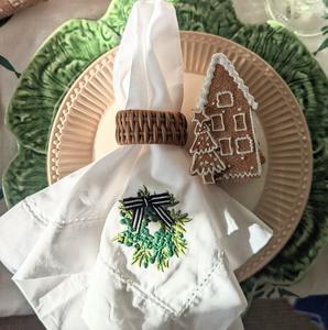 Anneaux de serviette classiques en rotin tissés à la main avec une texture élégante et un attrait boho-chic pour un style de salle à manger intemporel et sophistiqué - Product Image 2