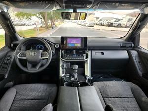 Toyota Land Cruiser GXR 3.5L propre, modèle 2026, avec moteur V6 biturbo de 3.5L produisant 409 chevaux et 650 Nm de couple - Product Image 6